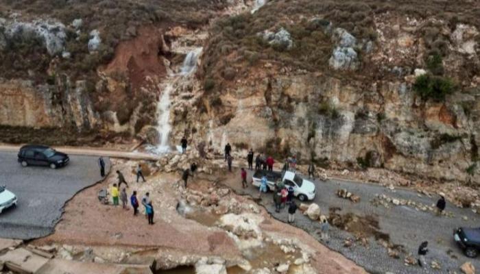 يدب إلى رجال الإنقاذ في درنة لا أحياء بالمناطق