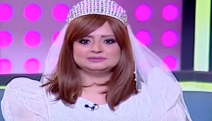 مصرية تقدم برنامجها بفستان زفاف وتطلب عريساً