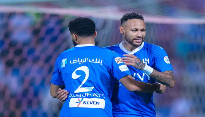 يوزع الهدايا حفل أهداف يعيد الهلال لصدارة الدوري السعودي